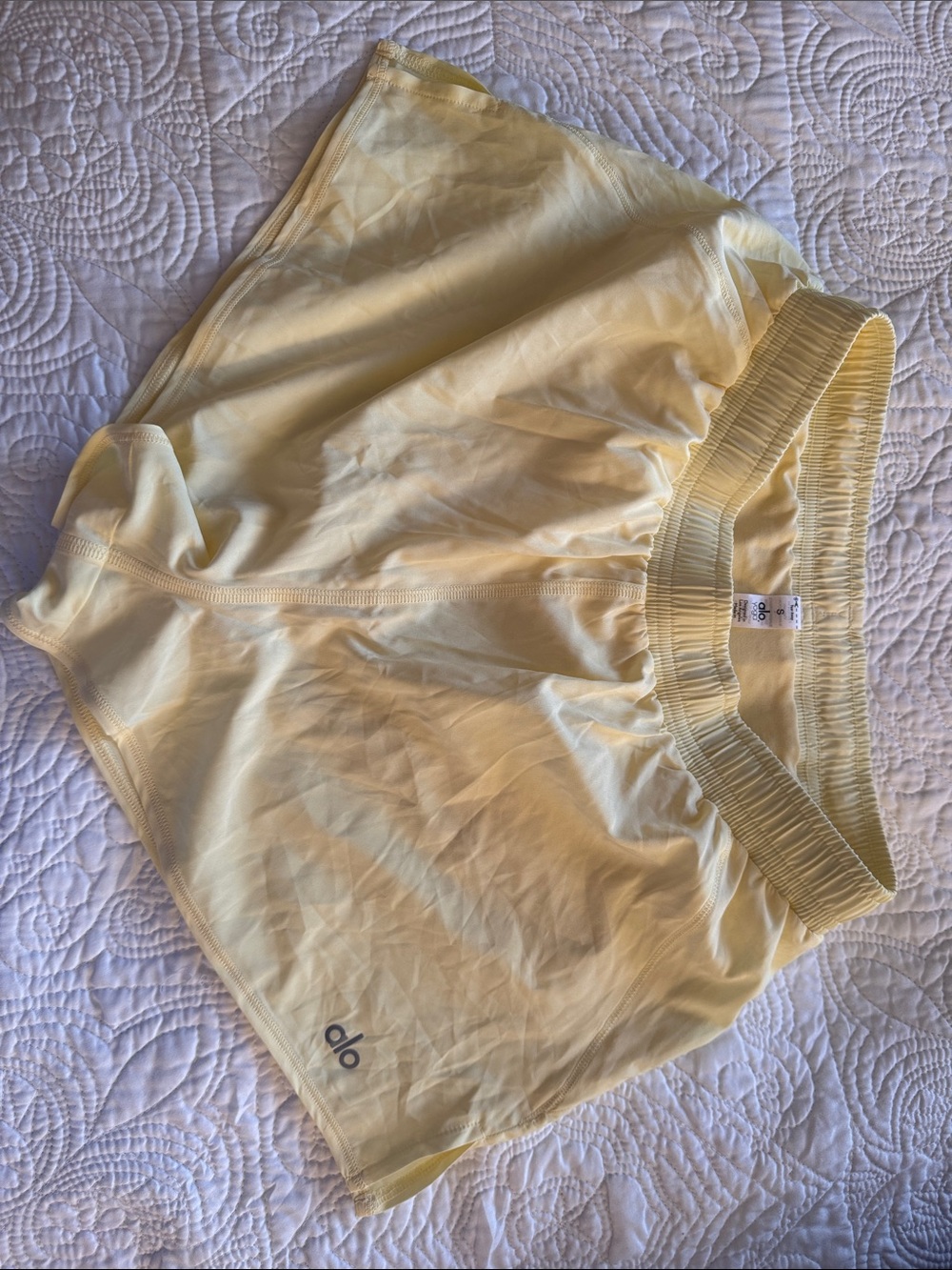 ALO Yoga women’s stride short- buttercup